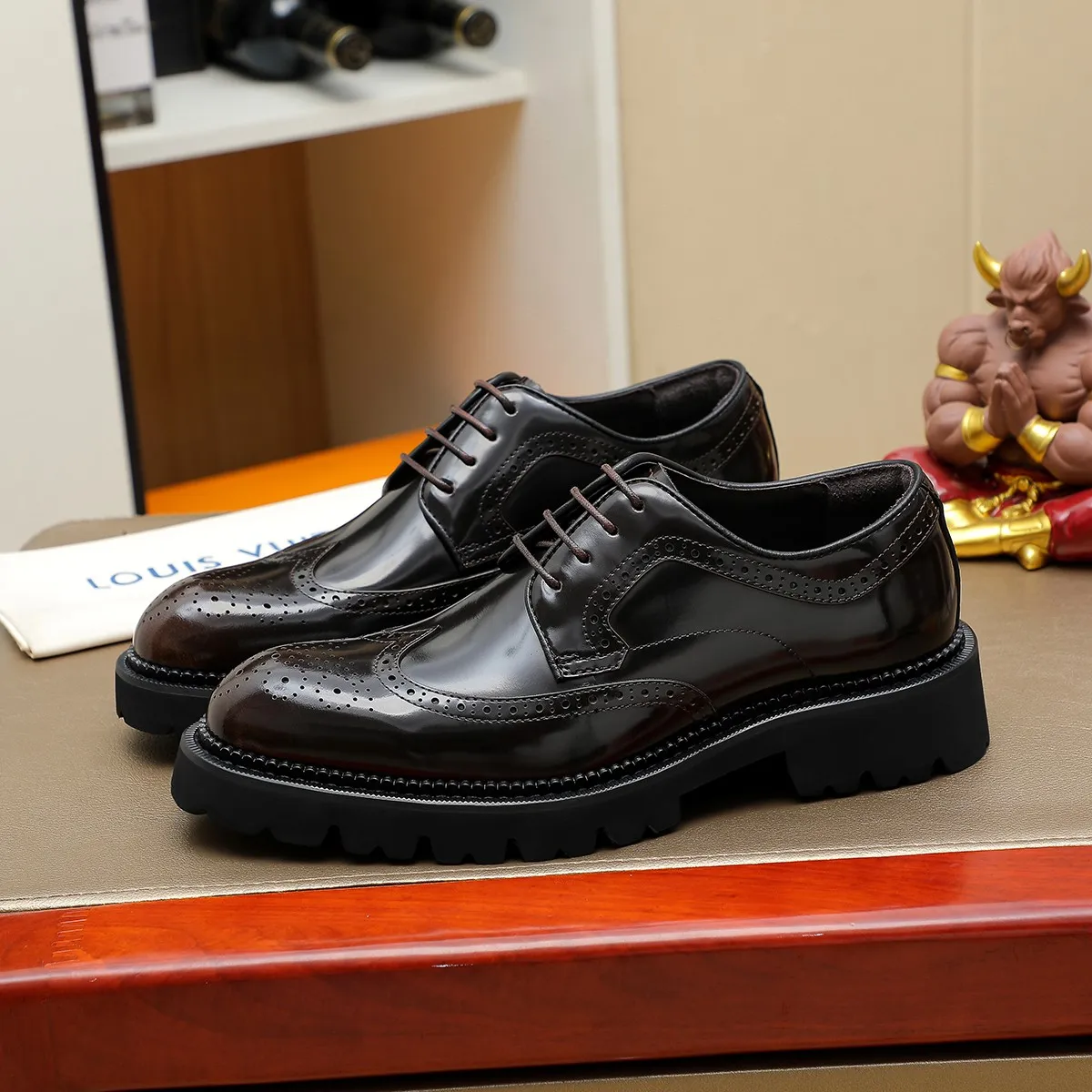 Men's shoes 💰620 💰 Louis Vuitton LV ® Autumn and Winter 🆕 models 🔛Full shoe counter First layer cowhide, 🐂leather lined casual shoes for men, super soft outsole, essential for driving. Counter synchronized original first layer cowhide completely 1:1 mold customization 🌹Top version, 2 colors available! Number: 38-45 (37.46. Customized)